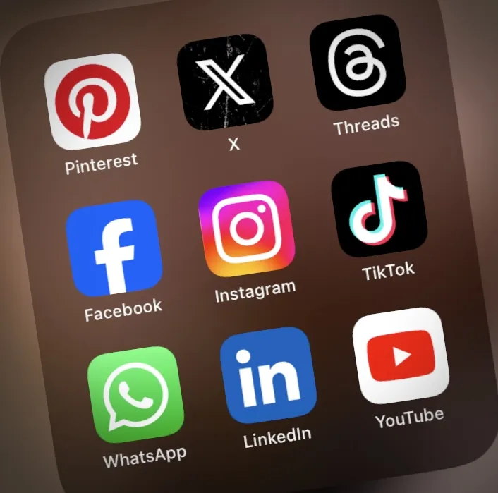 Print de celular mostrando as redes sociais Pinterest, X, Threads, Facebook, Instagram, TikTok, WhatsApp, LinkedIn, YouTube