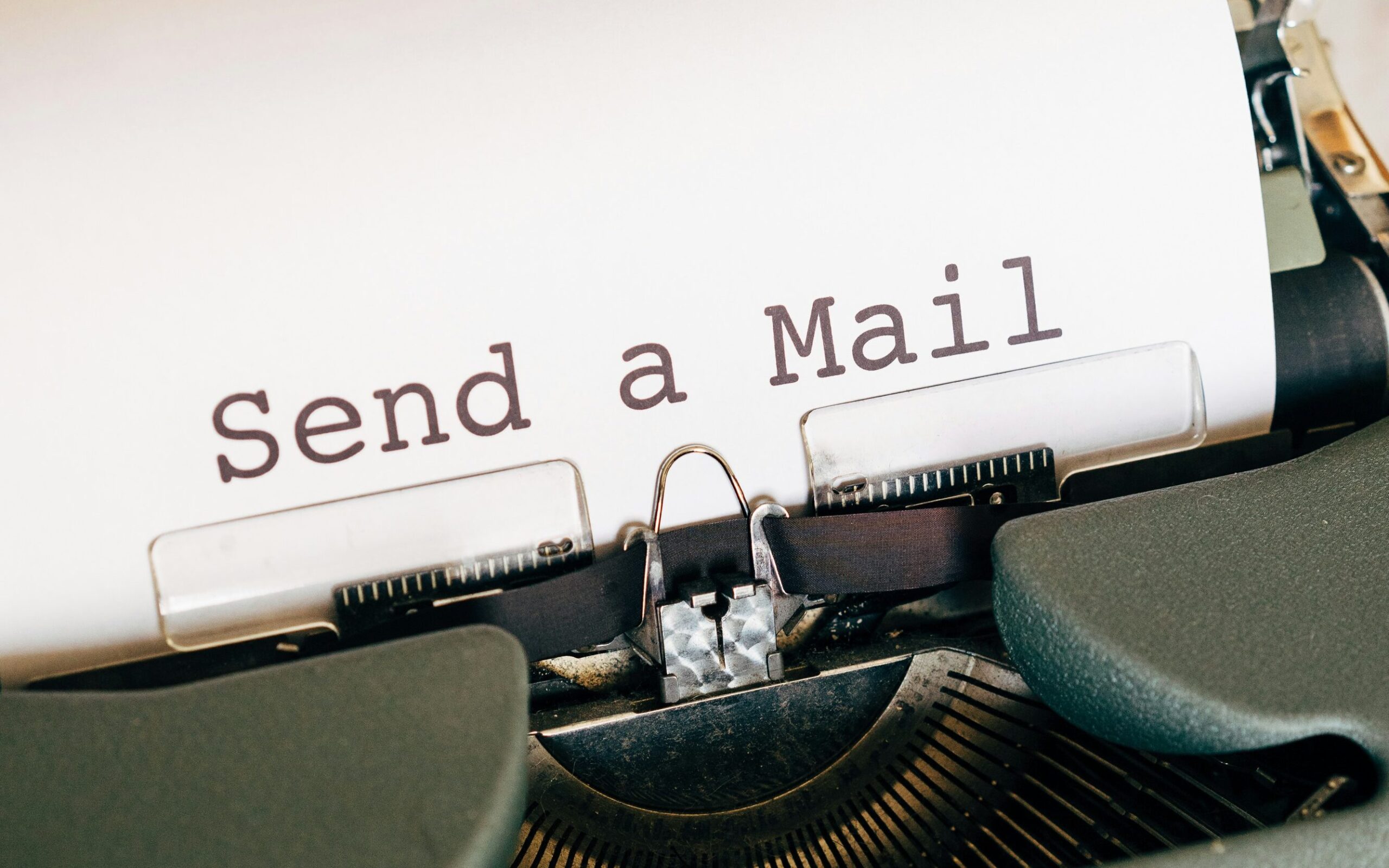 imagem de uma maquina tipogrpáfica escrevendo send a mail 