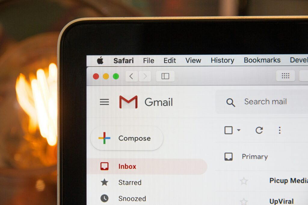computador com caixa de email aberta