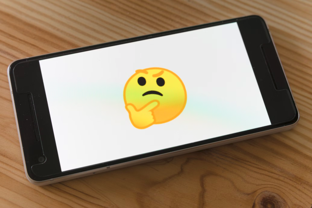 celular com emoji pensativo