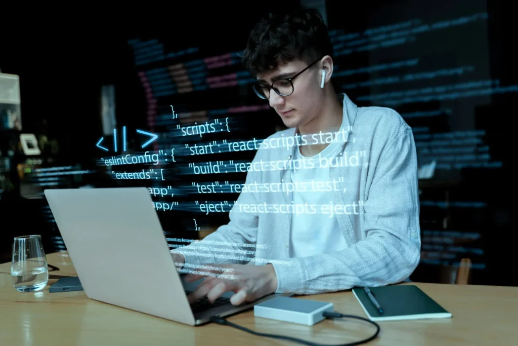 Homem estudando das diferenças entre front-end, back-end e full stack
